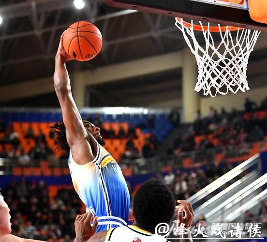 新疆战广厦打得跌宕起伏，只可惜裁判的业务水平影响了比赛精彩